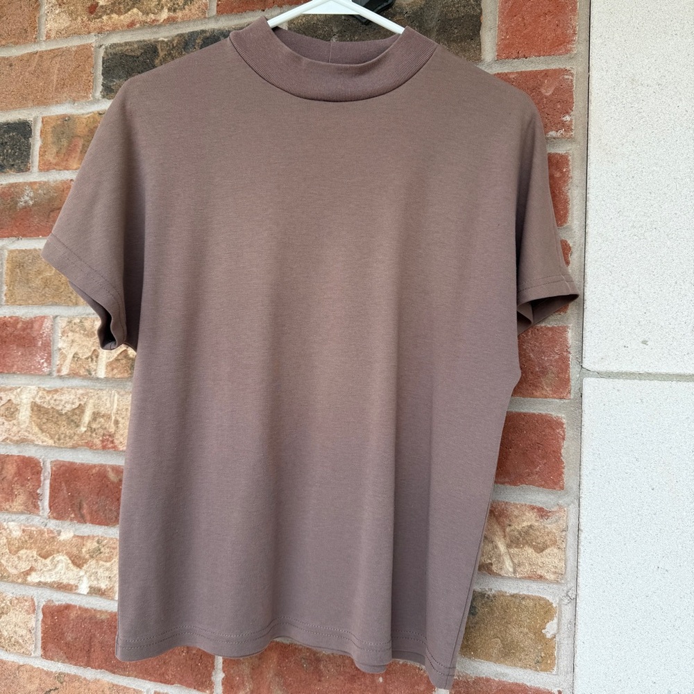 Weekenders Taupe Mock Neck Short Sleeve Tee Women’s M